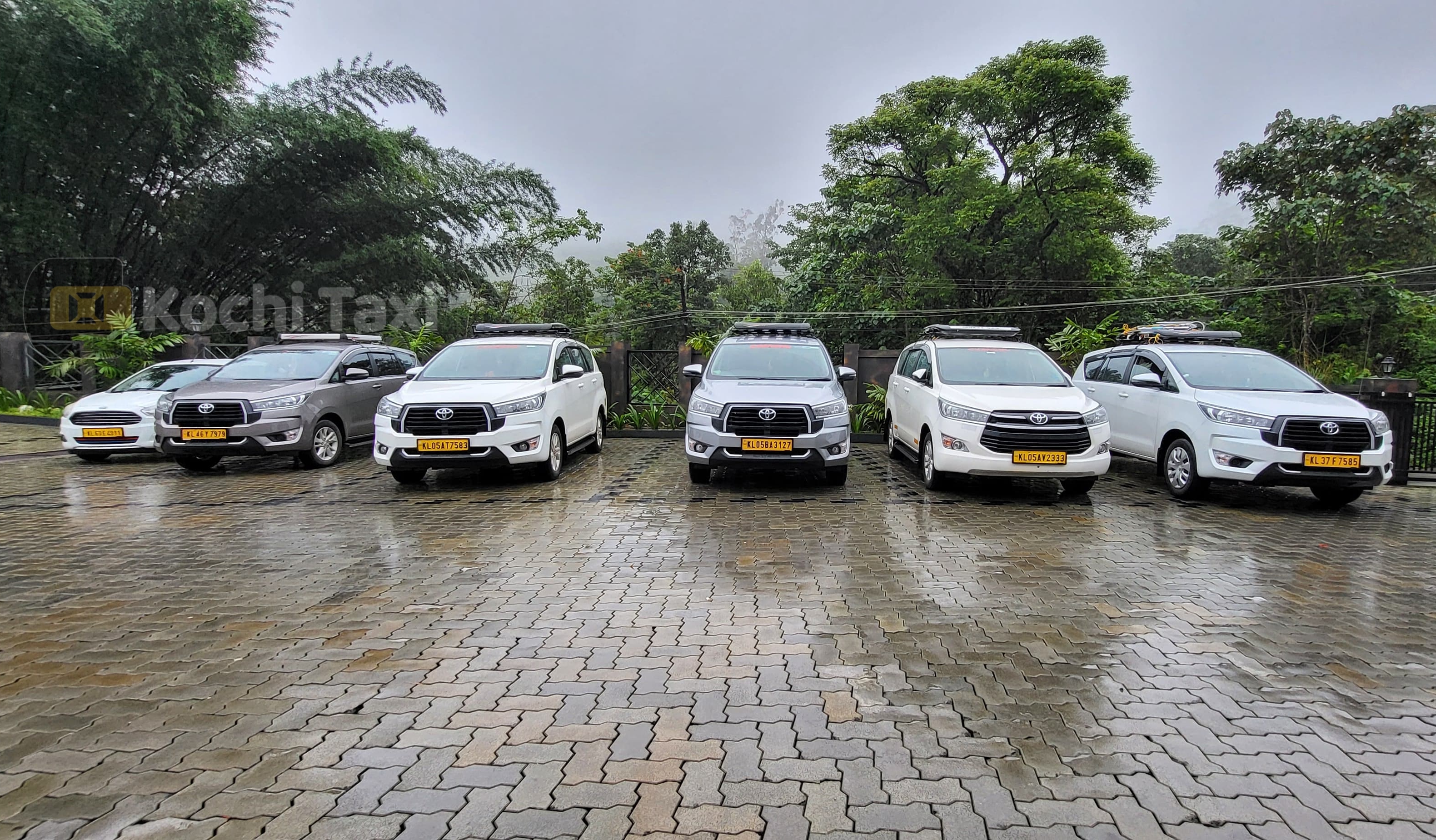 Happy customers with Kochi Taxi